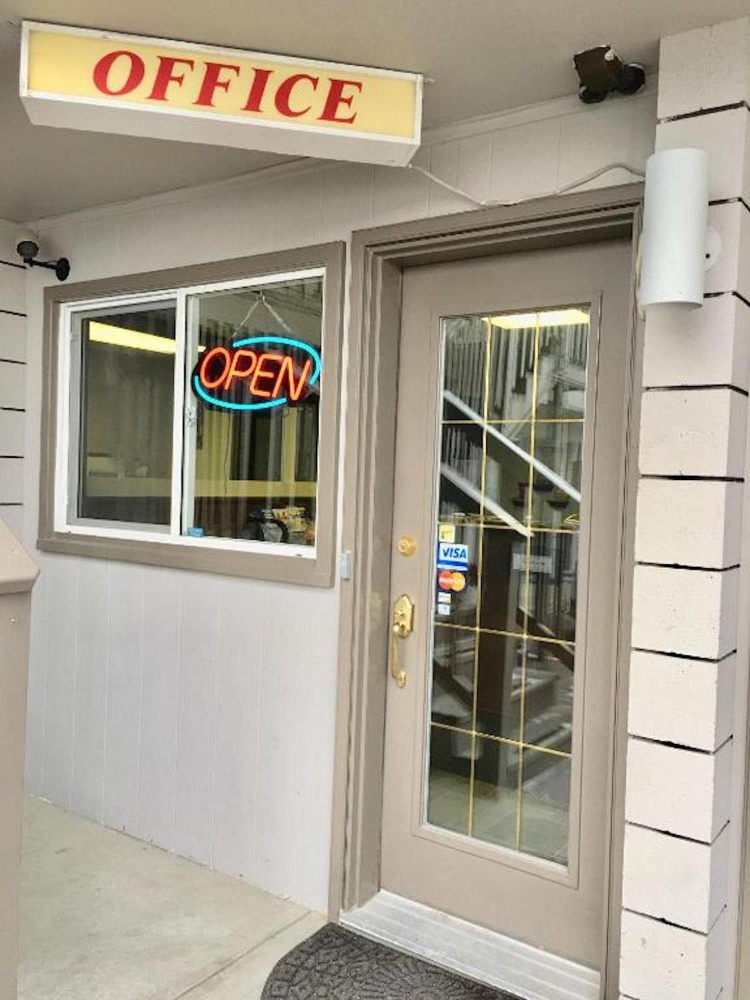 Canterbury Inn Invermere Eksteriør bilde
